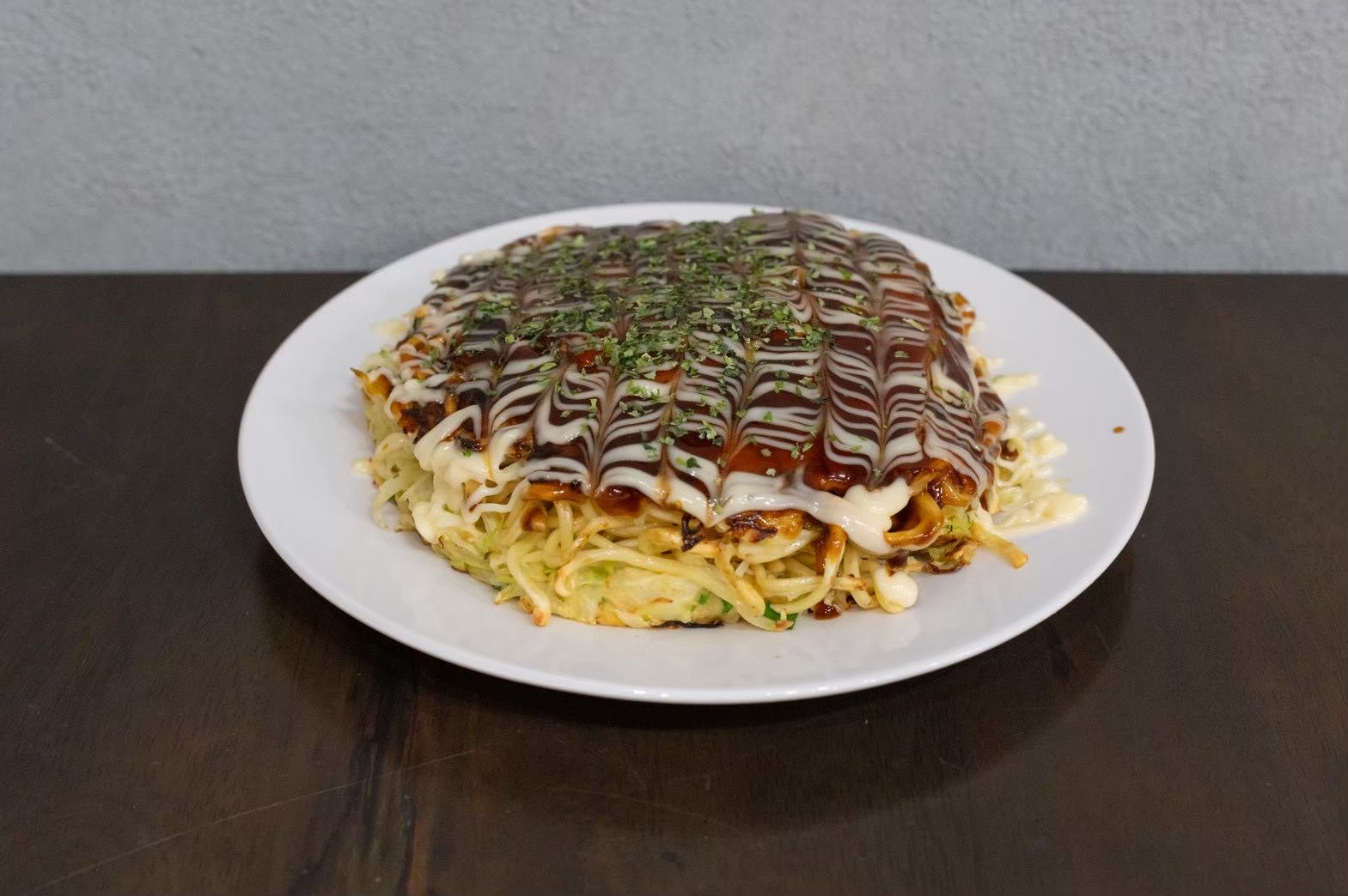 鉄板で焼き上げたmukkuの広島お好み焼き